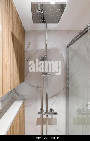 Moderno Cuarto De Baño Reformado Con Zona De Ducha Base De Madera Con  Lavabo Y Espejo Blancos. Foto de archivo - Imagen de base, cristal:  224432138