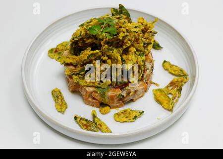 batata asada y crujiente ensalada de estilo indio con pechuga de mujer frita, comida de chaat en la calle Foto de stock