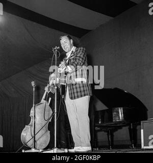 1958 de noviembre, Bill Haley tocando guitarra y cantando, Al Rex en contrabajo, los Comets tocando en el escenario, Estrasburgo, Alsacia, Francia, Europa, Foto de stock
