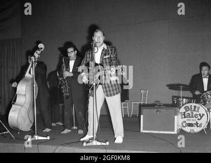 1958 de noviembre, Bill Haley y sus Comets actuando en el escenario, saxofón Rudy Pompilli, baterista Ralph Jones, Estrasburgo, Alsacia, Francia, Europa, Foto de stock
