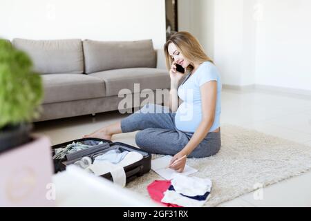 Joven Embarazada Que Empaca Maleta Para El Hospital De Maternidad En Casa.  Lista De Verificación Para El Parto. Embarazo Durante Imagen de archivo -  Imagen de hermoso, casero: 197653161