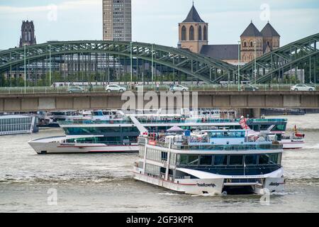 Barcos de excursión de un día de la KD Köln-Düsseldorfer Reederei, en el Rin cerca de Colonia, RheinEnergie en frente, RheinFantasie detrás, Deutzer Rheinbrücke, Foto de stock