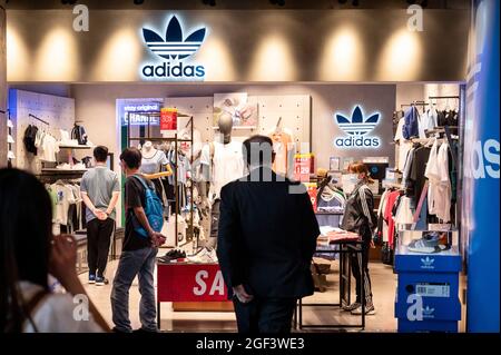 relajado insuficiente Descarte Los compradores se ven en la tienda Adidas de la marca alemana de ropa  deportiva multinacional en Hong Kong Fotografía de stock - Alamy