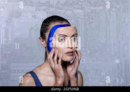 Mujer robótica que retira el panel frontal sobre la placa base gris Foto de stock