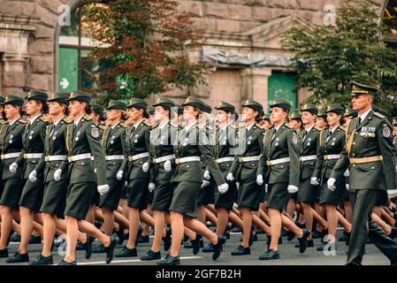 Kiev, Ucrania - 22 de agosto de 2021: Ensayo de desfile militar con ocasión de 30 años de la Independencia de Ucrania. Mujeres jóvenes soldados marchando