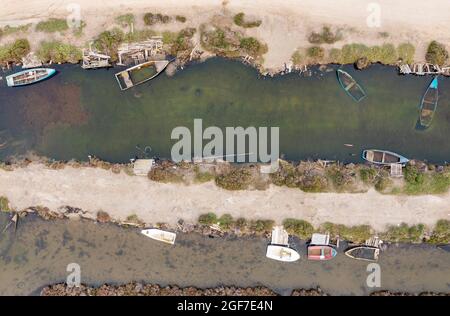 Cementerio de barcos, vista aérea, tiro con drone, Reserva Natural del Delta del Ebro, provincia de Tarragona, Cataluña, España Foto de stock
