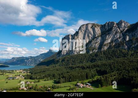Drachenwand con Schafberg en Mondseeland, Mondsee, Salzkammergut, Alta Austria, Austria Foto de stock