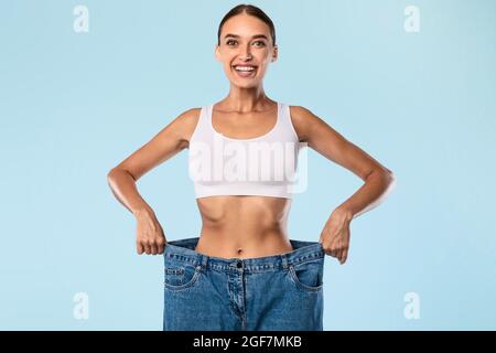 Retrato De Una Mujer De Raza Mixta Tirando De Sus Pantalones