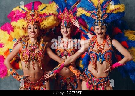 Tres mujer en brasileño samba carnaval disfraz con vistoso plumas