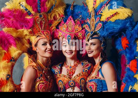 Tres Mujeres Sonriendo Retrato Con Disfraz De Carnaval De Samba Brasileña  Con Coloridas Plumas Foto de archivo - Imagen de brasil, traje: 191600594