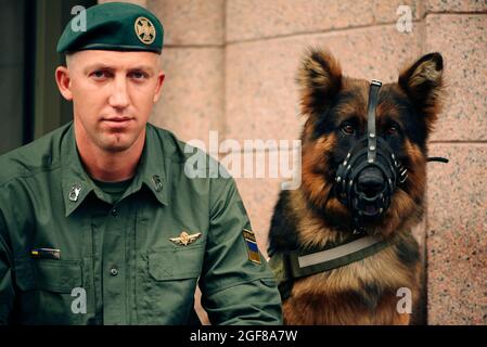 Kiev, Ucrania - 22 de agosto de 2021: Ensayo del desfile militar de 30 años Día de la Independencia de Ucrania. El manejador de perros de trabajo militar y su perro