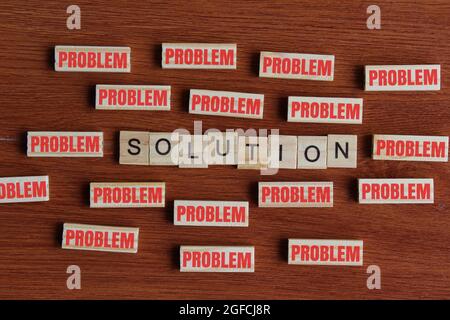 Concepto de solución de problemas. Busque la solución dentro del problema. Vista superior de cubos de madera con solución de texto y PROBLEMA