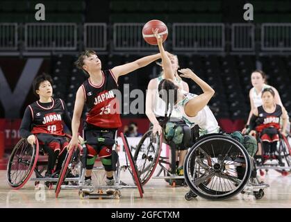 Tokio, Japón, 25 de agosto de 2021, Japón y Australia se reúnen en la ronda preliminar del baloncesto femenino en silla de ruedas en los Juegos Paralímpicos de Tokio, el 25 de agosto de 2021, en Musashino Forest Sport Plaza. (Kyodo)==Fotografía de Kyodo vía Crédito: Noticias en Vivo de Newscom/Alamy