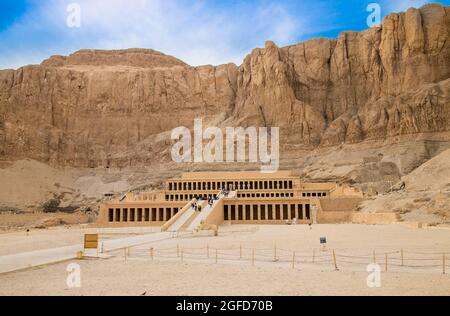 Luxor, Egipto - 28 de enero de 2020: Templo de Hatshepsut, Luxor. El templo mortuorio de Hatshepsut, también conocido como Djeser-Djeseru, es un templo mortuorio de Foto de stock