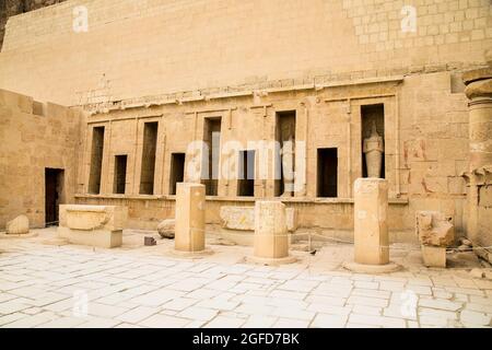 Luxor, Egipto - 28 de enero de 2020: Templo de Hatshepsut, Luxor. El templo mortuorio de Hatshepsut, también conocido como Djeser-Djeseru, es un templo mortuorio de Foto de stock