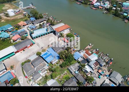 Vista aérea de arriba abajo vista de un grupo de barcos de pesca o barcos en un pueblo de pescadores vista Drone sobre el pueblo de pescadores Foto de stock