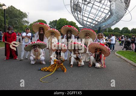 Bailarines de folclore mexicano en el Unisphere en el parque Flushing Meadows Corona Queens NYC