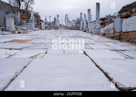 Selcuk, Izmir, Turquía - 03.09.2021: La Puerta de Hércules al final de la calle de los Curetes y estatuas en las ruinas de Éfeso, antiguos arqueológicos romanos históricos Foto de stock