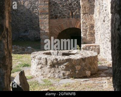 POMP, ITALIA - 12 de octubre de 2019: El baño público en las ruinas de la antigua ciudad romana de Pompeya, Italia Foto de stock