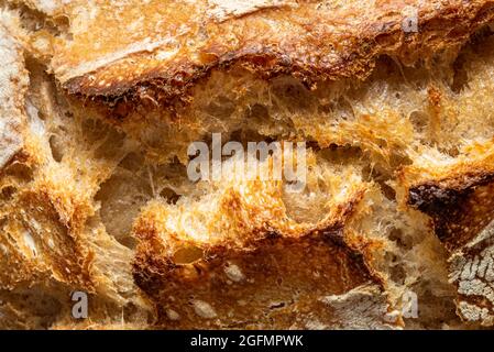 Primer plano con la corteza de pan casero de masa de harina. Delicioso pan, macro detalles, vista de arriba