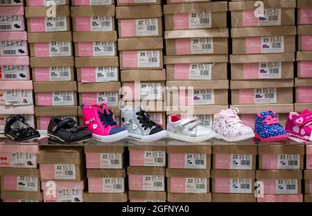 POZNAN, POLONIA - 20 abril de 2018: Una de zapatos de moda niña con cajas para la venta en una Fotografía de stock - Alamy