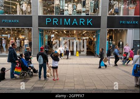 Tienda de moda Primark en Norwich con los compradores saliendo de la tienda llevando bolsas Foto de stock