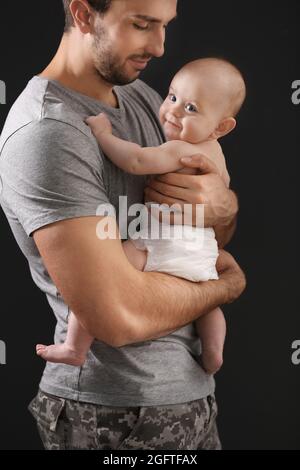 Padre Militar Abrazando A Su Bebe Recien Nacido Fotografia De Stock Alamy