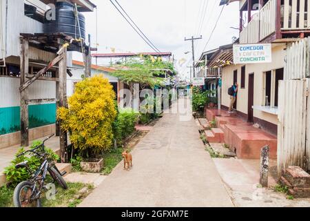 EL CASTILLO, NICARAGUA - 6 DE MAYO de 2016: Calle en el pueblo de El Castillo en el río San Juan, Nicaragua