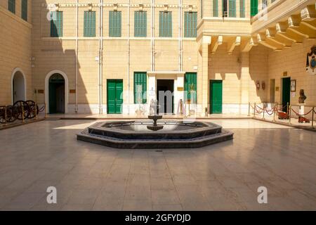 Cairo - Egipto - 4 de octubre de 2020: Palacio Abdeen y entrada al museo con patio interior con cañones y fuente antiguos. Fachada del Palacio Real de Abdeen Foto de stock