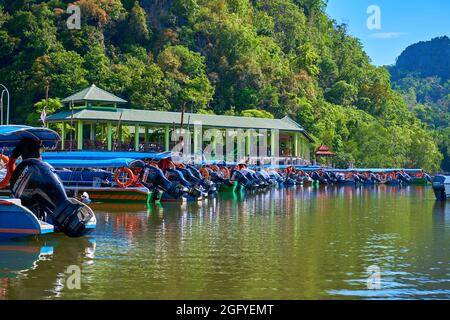Embarcadero del río en la isla tropical Langkawi. Langkawi, Malasia - 06.23.2020 Foto de stock