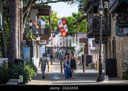La gente dando un paseo temprano por la mañana por la histórica calle St. George en Old City St. Augustine, Florida. (EE. UU.) Foto de stock