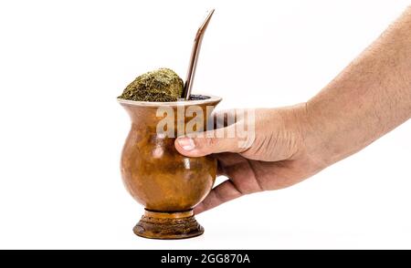 mano macho que sostiene chimarrão gourd sobre fondo blanco aislado. Foto de stock