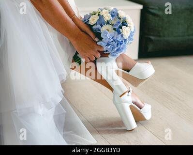 Revisión Orgullo el plastico Novia con ramo en manos y sandalias blancas Fotografía de stock - Alamy