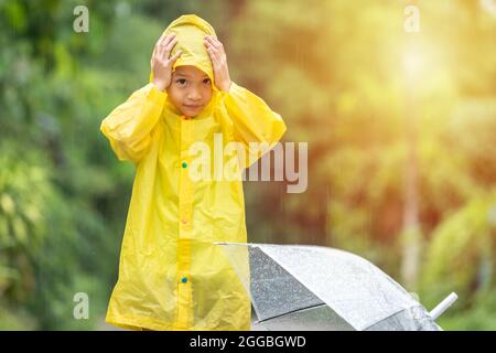 Niño Con El Impermeable Amarillo Foto de archivo - Imagen de juego, alegre:  15560258