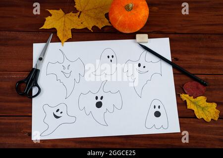  Halloween bricolaje. Instrucciones paso a paso sobre cómo dibujar fantasmas divertidos. Paso   Fotografía de stock