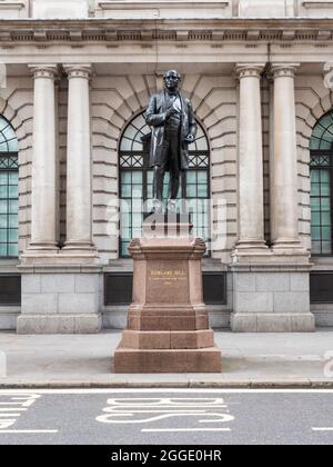 Estatua de Rowland Hill, Londres. Un homenaje al reformador social británico que ideó el sistema postal del Reino Unido basado en el concepto de franqueo pagado. Foto de stock