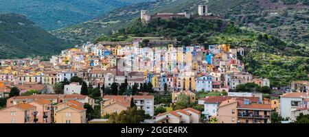 Coloridas casas en la ciudad de Bosa, sobre el Castello Malaspina, vista panorámica, Cerdeña, Italia Foto de stock