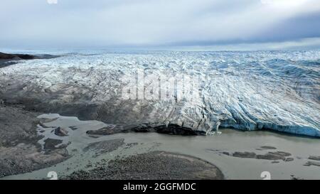 Vista aérea del Glaciar Russell cerca de Kangerlussuaq en Groenlandia que se está derritiendo debido al calentamiento global cambio climático retiro contracción retrocede Foto de stock