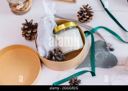 Vela decorativa de cera de soja natural en cristal vintage Fotografía de  stock - Alamy