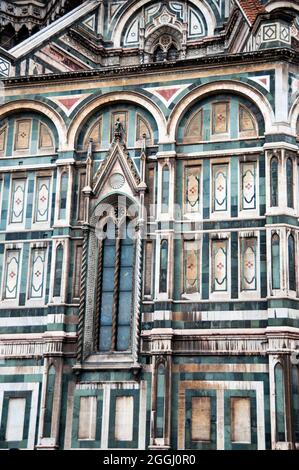 Catedral de Florencia Ventanas arqueadas góticas y columnas retorcidas, Italia. Foto de stock