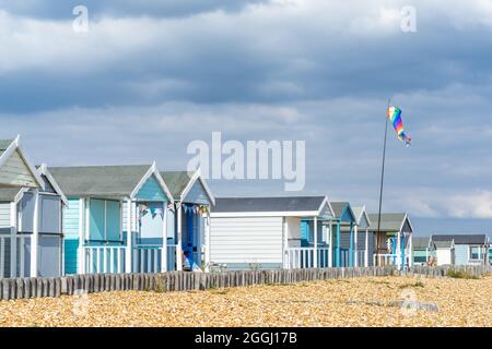 Coloridas cabañas de playa a lo largo de Calshot Beach, Calshot, Hampshire, Inglaterra, Reino Unido Foto de stock