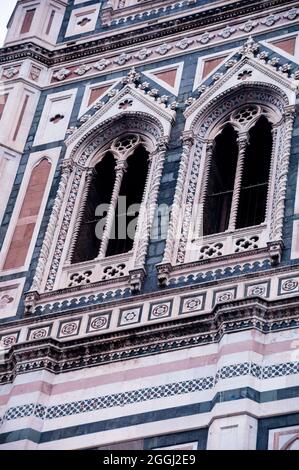 Mármol incrustado y ventanas góticas de la catedral de Florencia en Italia Foto de stock