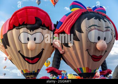 'Chico Balloon' (izquierda) y 'oons Wiefke' globos de aire caliente de forma especial, Albuquerque International Balloon Fiesta, Albuquerque, Nuevo México EE.UU Foto de stock