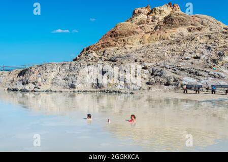 Baño de barro, Isla Vulcano, Islas Eolias, Sicilia, Italia Foto de stock