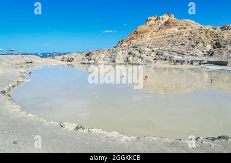 Baño de barro, Isla Vulcano, Islas Eolias, Sicilia, Italia Foto de stock