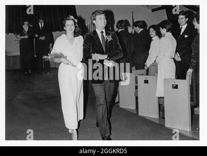 1981, Novia y Novio Caminando por el pasillo después de intercambiar votos, Santa Rosa, CA Foto de stock