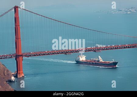 Carguero bajo el puente Golden Gate, San Francisco, California, EE.UU Foto de stock