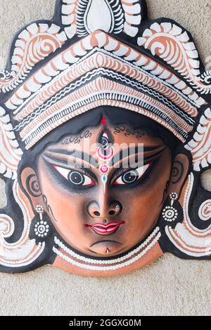 Purulia, Bengala Occidental, India - Agosto 15th 2017: Coloridas máscaras Chhau (o chhou) de la Diosa Durga, artesanías en exhibición para la venta. Chhou danza tribal Foto de stock