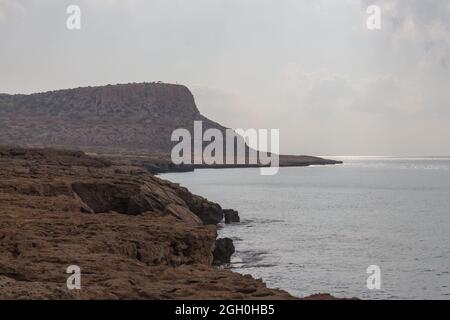 La vista de la costa rocosa y el mar en Cabo Greco, Chipre.
