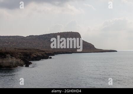 La vista de la costa rocosa y el mar en Cabo Greco, Chipre.